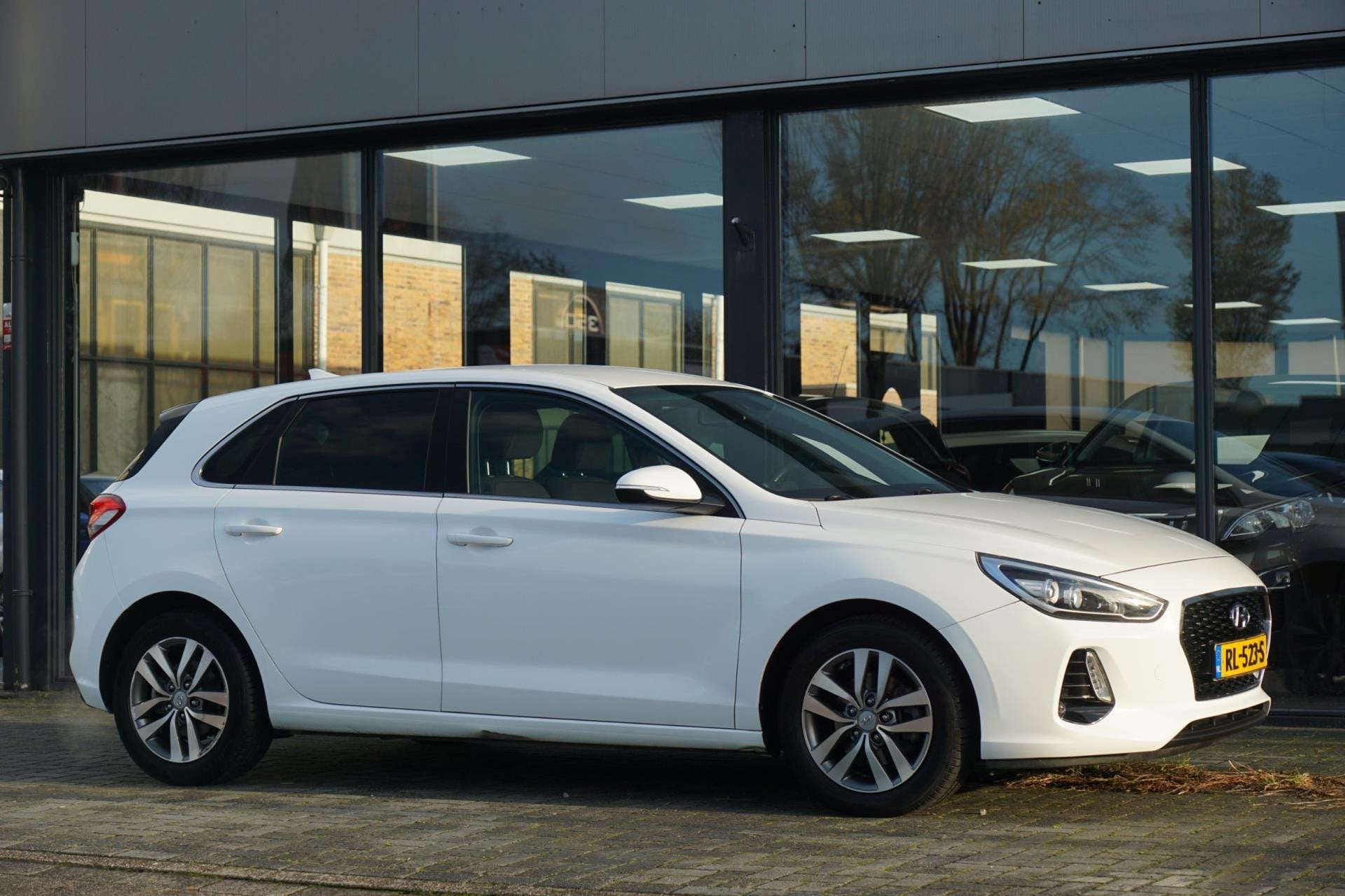 Hyundai I30 1.0 T-GDI First Edition - Polar White - Carplay/, Auto's, Hyundai, Stof, Wit, Origineel Nederlands, Handgeschakeld