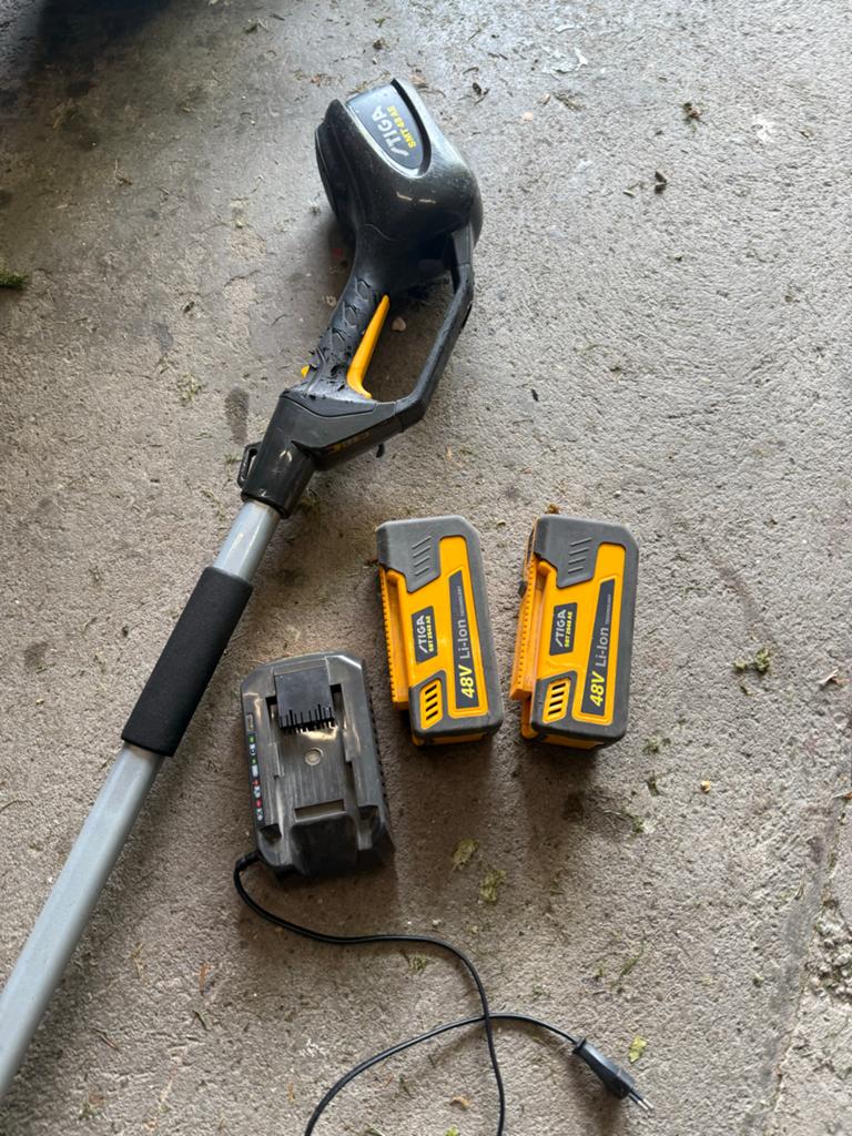 Stiga SMT 48AE Verlengde Heggenschaar met 2 Accu's en Lader, Ophalen, Gebruikt, Accu
