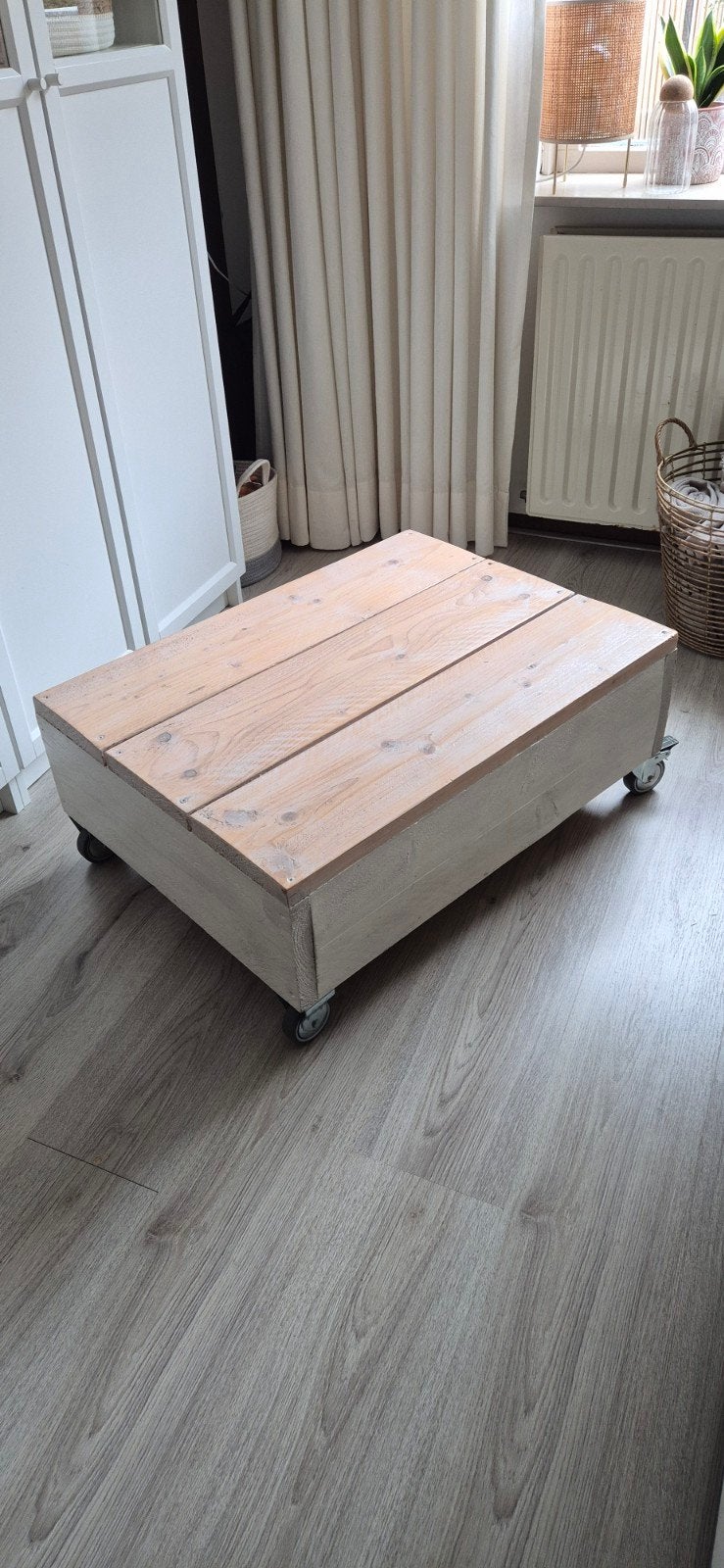 Salontafel van steigerhout met wieltjes, Huis en Inrichting, Ophalen, Gebruikt, 50 tot 100 cm, Industrieel, Landelijk