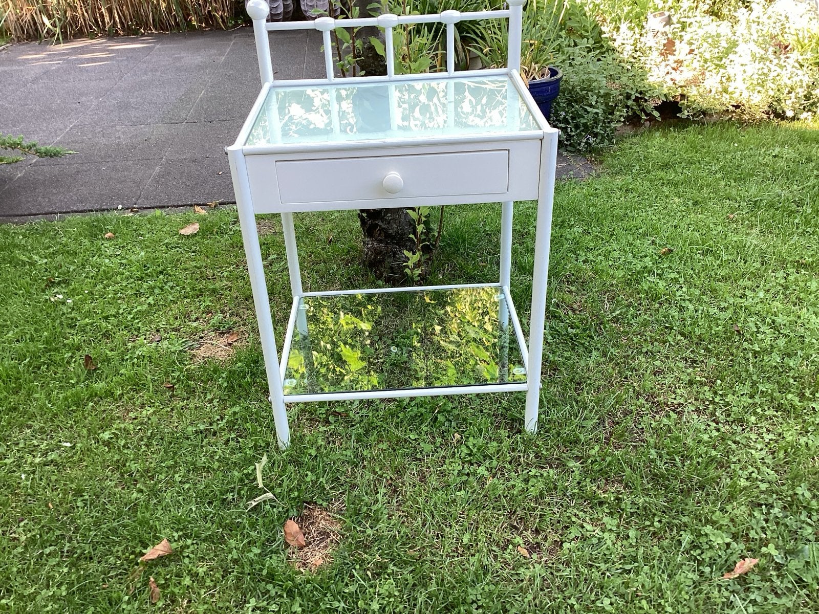 Wit metalen/houten nachtkastje, glasplaat en lade, van IKEA, Huis en Inrichting, Ophalen, Minder dan 55 cm, Metaal of Aluminium