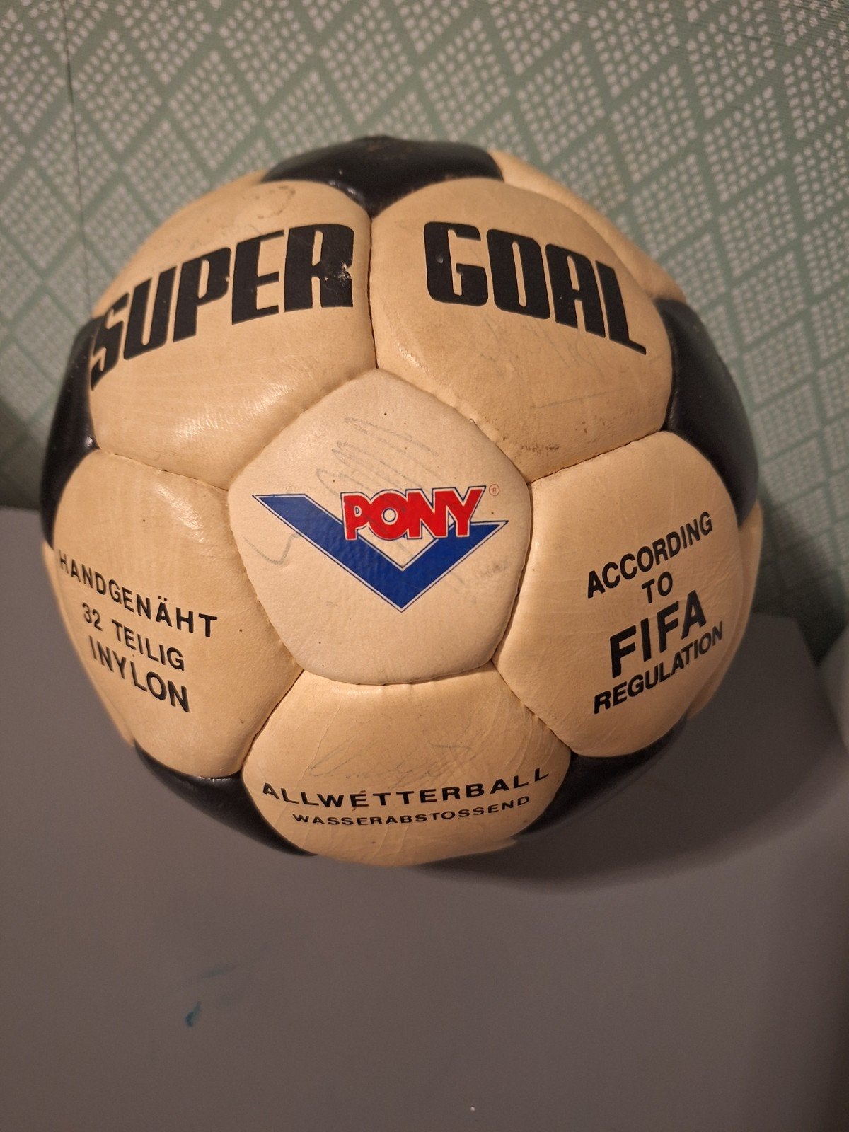 Gesigneerde voetbal met handtekeningen van veel oude spelers, Verzamelen, Ophalen, Gebruikt, Overige sporten, Overige typen
