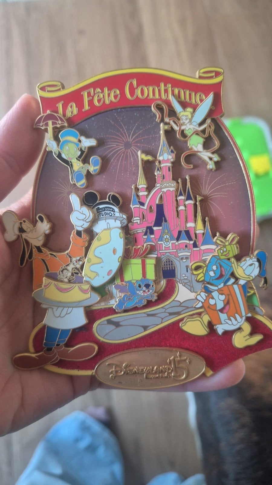 Grote Disneyland Parijs Pin met Goofy, Stitch, Tinkerbell, Ophalen of Verzenden, Goofy of Pluto, Gebruikt, Overige typen