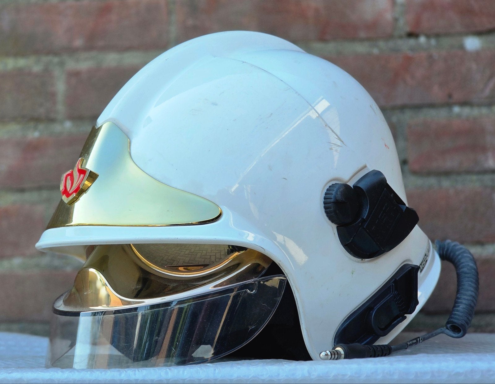Brandweerhelm brandweer MSA F1SF Nederland, Ophalen of Verzenden, Landmacht, Nederland, Embleem of Badge