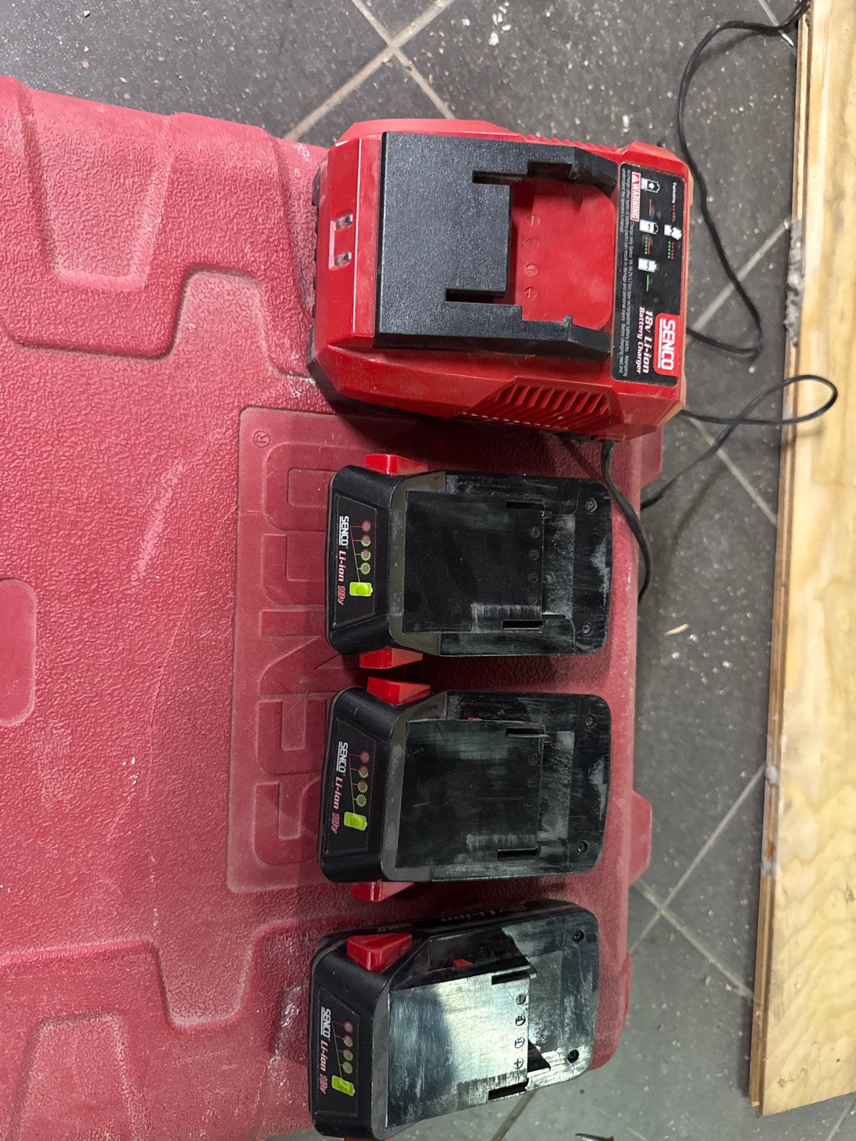 Senco Li-ion Accu's en Oplader (3x Accu, 1x Oplader), Ophalen of Verzenden, Gebruikt, Minder dan 400 watt, Overige typen