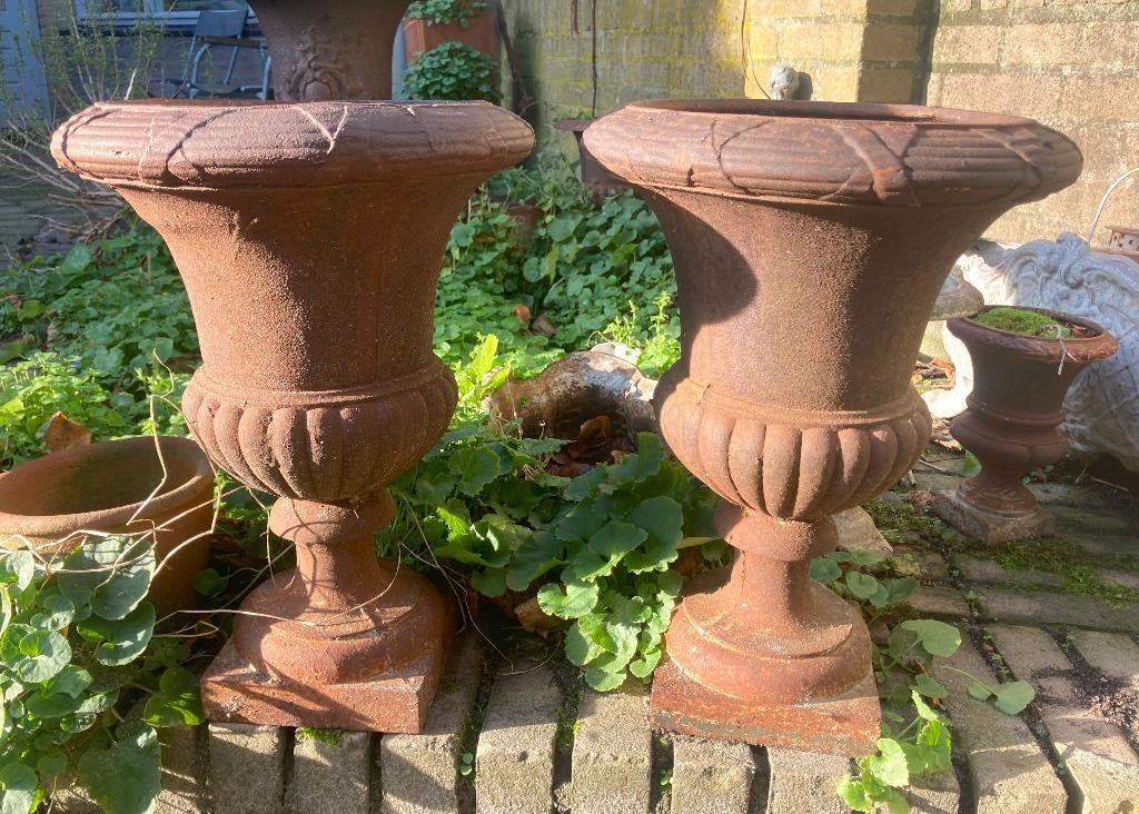 Mooie Franse antieke vazen (ca 1920), gietzijer - 2 stuks, Tuin en Terras, Tuinvazen, Ophalen
