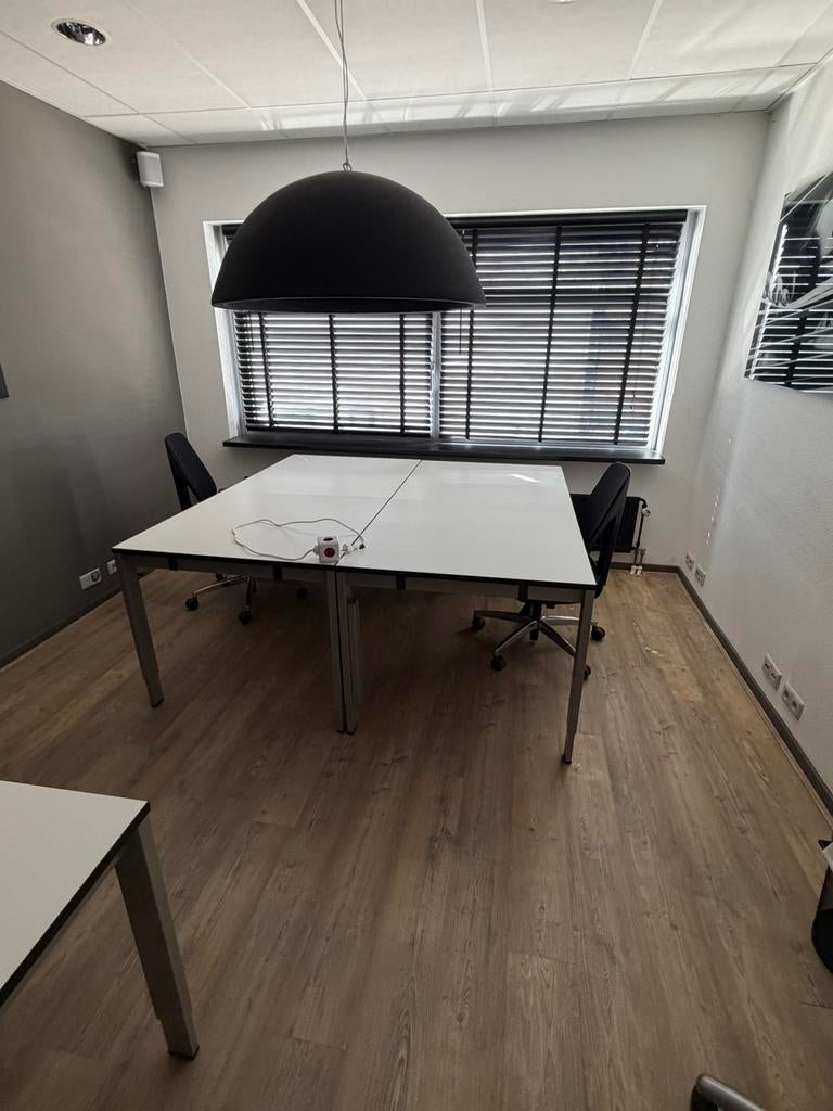 12 bureaus + 12 bureaustoelen gratis af te halen!, Ophalen, Complete inventaris