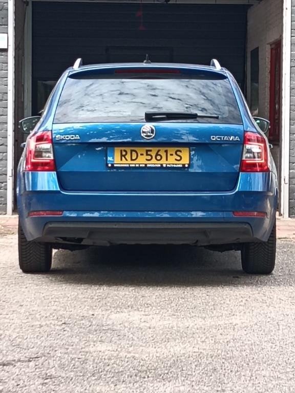 Skoda Octavia Combi 1.0 TSI Greentech Ambition Business Autm, Auto's, Euro 6, Blauw, Origineel Nederlands, 630 kg