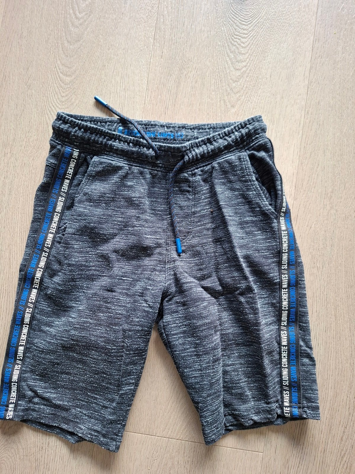 korte broek jongen maat 152 We Fashion, Zo goed als nieuw, Ophalen, Broek, Jongen