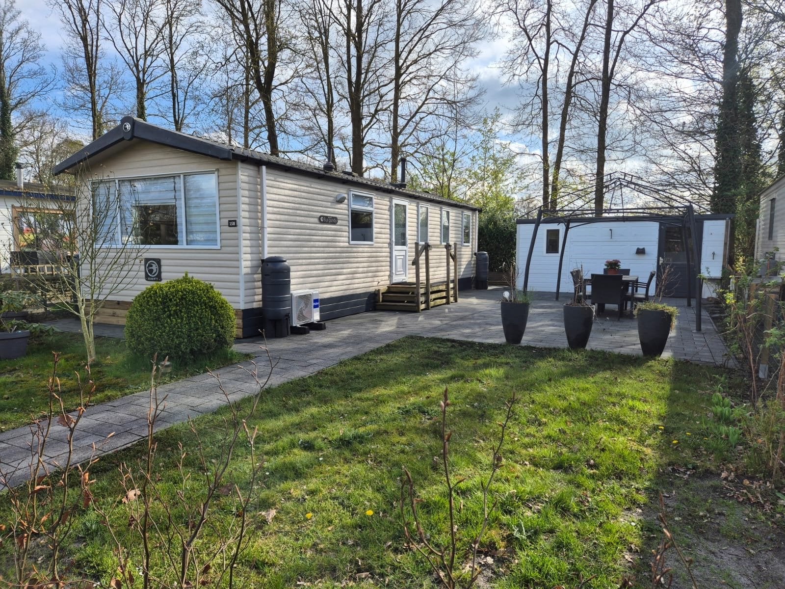 Ruime Swift Burgundy caravan op 5-sterren kindercamping, Meer dan 6