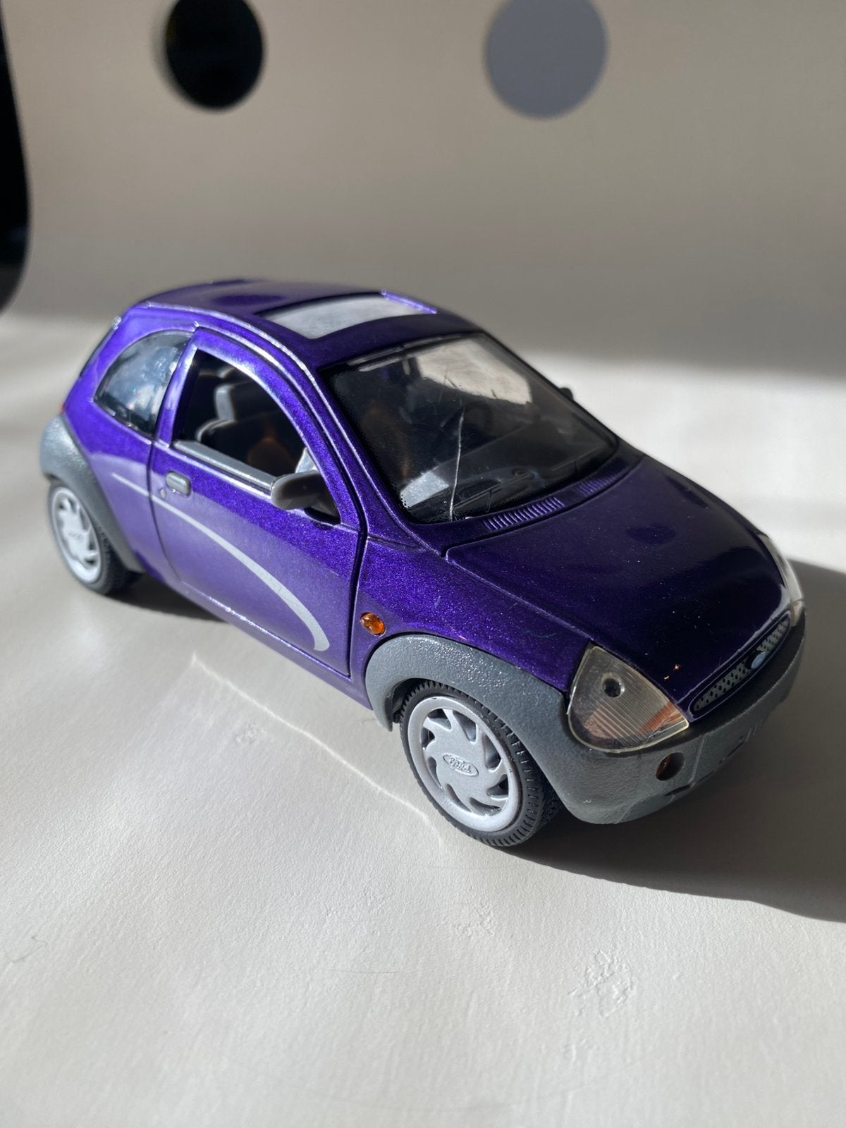 Ford Ka 1:24 Paars, Hobby en Vrije tijd, Modelauto's | 1:24, Ophalen of Verzenden, Gebruikt, Auto, Overige merken