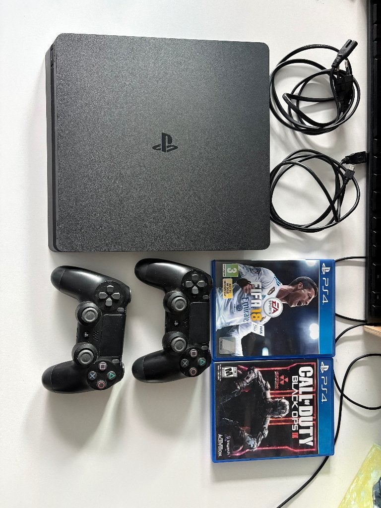 Playstation 4 + 2 controllers + 2 spellen, Ophalen, Gebruikt, Overige genres, 1 speler