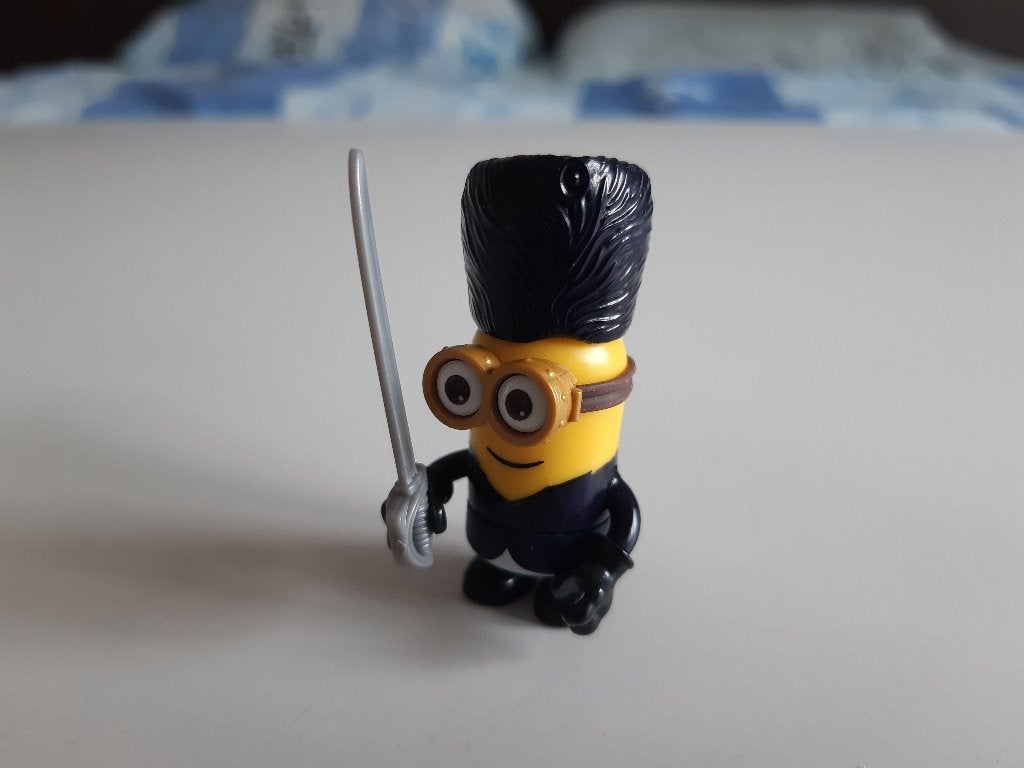 Minion speelfiguur poppetje met muts en zwaard. Vintage., Ophalen of Verzenden, Zo goed als nieuw