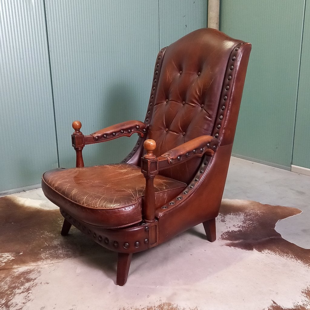 Stoere vintage bibliotheekfauteuil met studs, Gebruikt, Ophalen of Verzenden, 50 tot 75 cm, Leer