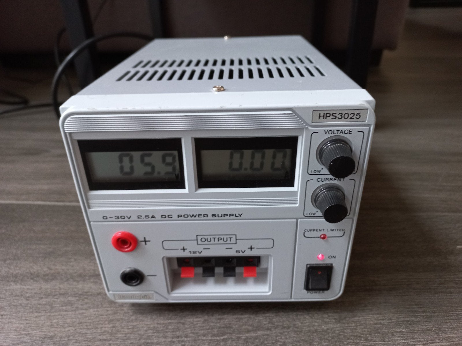 HPS3025 Labvoeding - 0-30Vdc, 2.5A DC Power Supply, Ophalen of Verzenden, Zo goed als nieuw, Elektriciteit