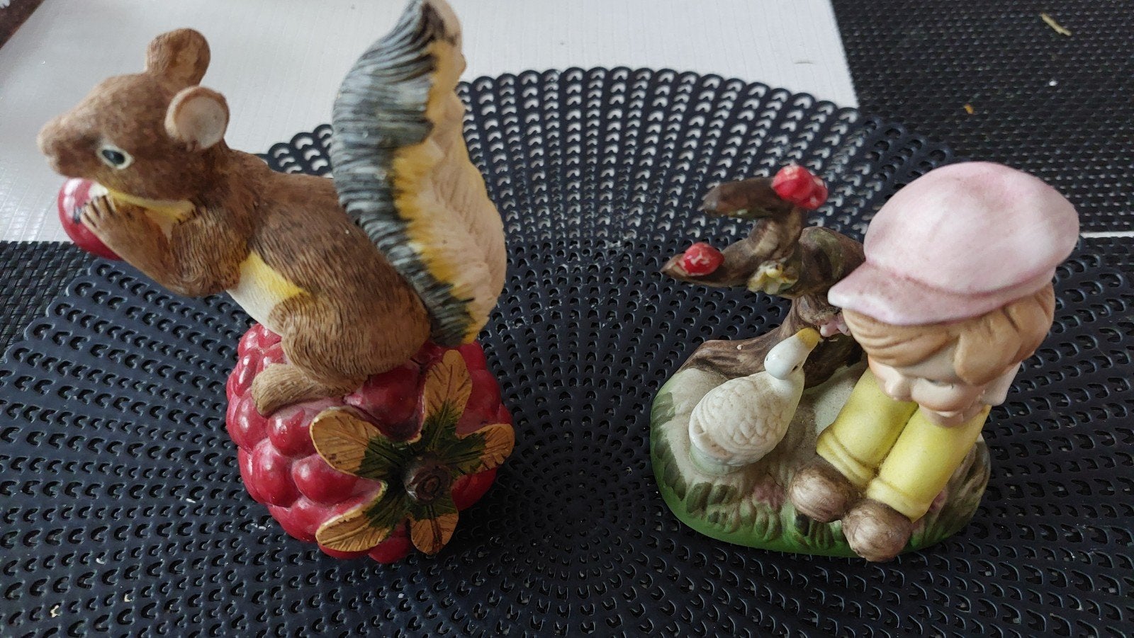 Vintage beeldjes: Eekhoorn en jongen met eendje, Ophalen of Verzenden
