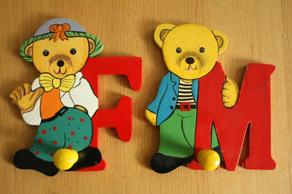 houten letterkapstokje, letter M en F met beer, Ophalen of Verzenden, Zo goed als nieuw, Ophangbaar, Kapstokje
