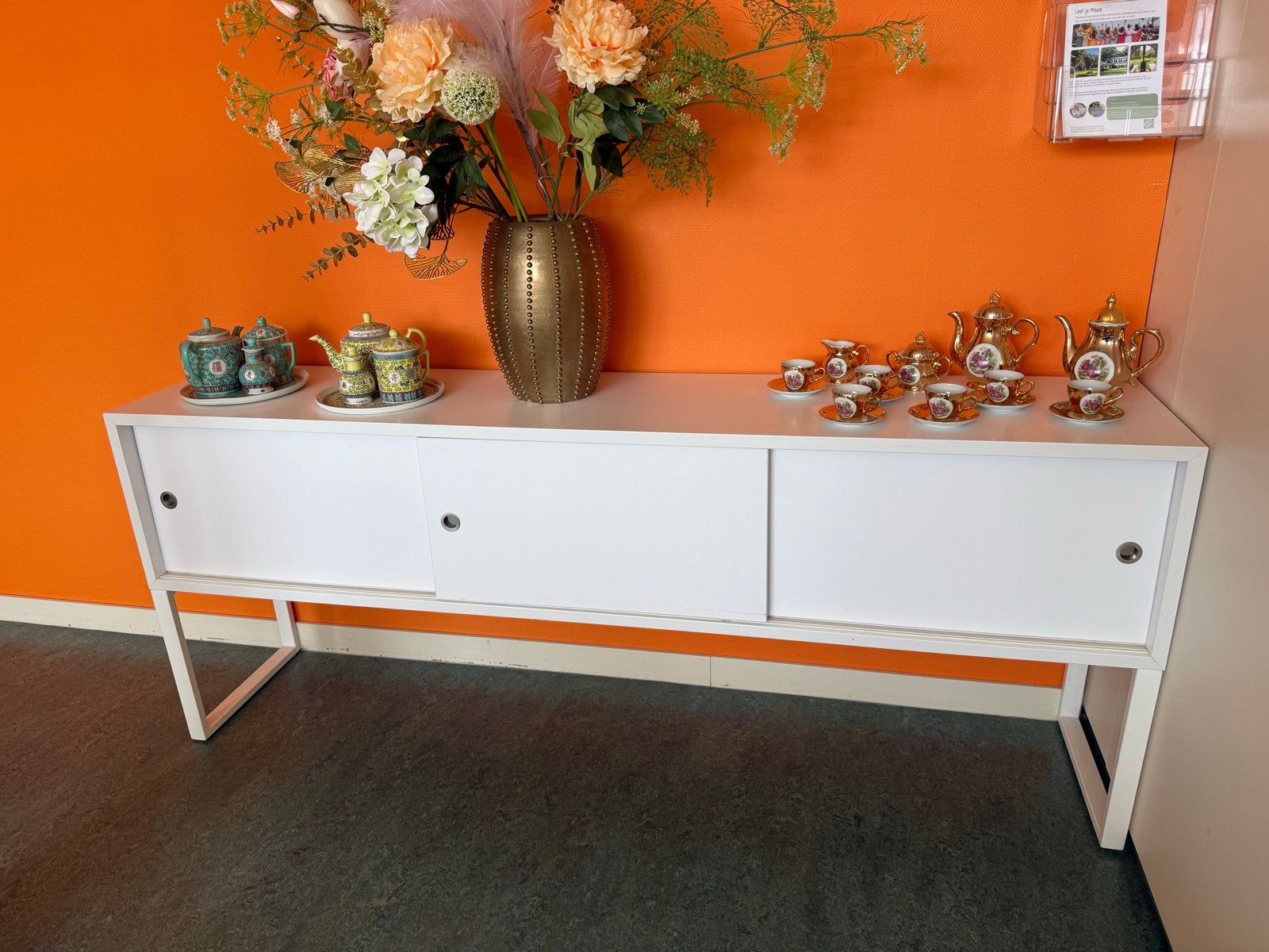 Witte tv kast / dressoir met schuifdeuren, Ophalen, 150 tot 200 cm, Zo goed als nieuw, Minder dan 100 cm