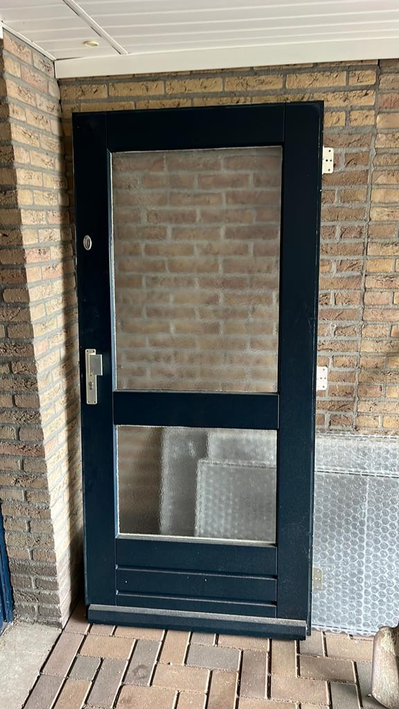 Donkerblauwe buitendeur met glas en beslag en scharnieren, Doe-het-zelf en Verbouw, Glas en Ramen, Gebruikt, Ophalen