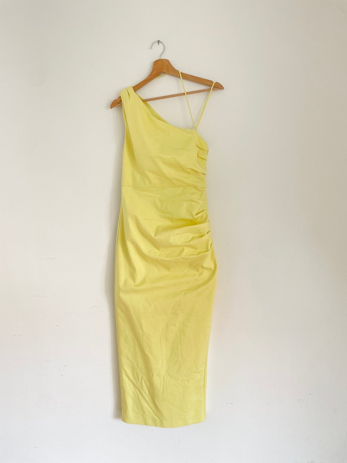 Shona Joy botergele jurk maat S np €360, Geel, Ophalen of Verzenden, Zo goed als nieuw, Maat 36 (S)