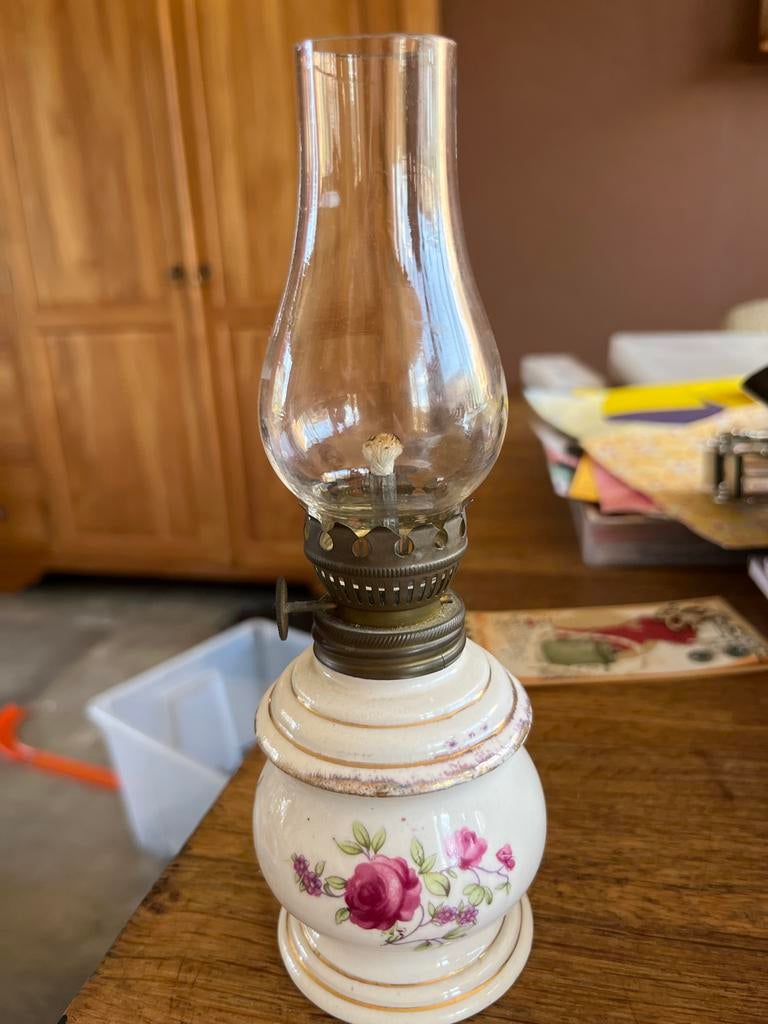 Oude olielamp met bloemenpatroon, Ophalen of Verzenden