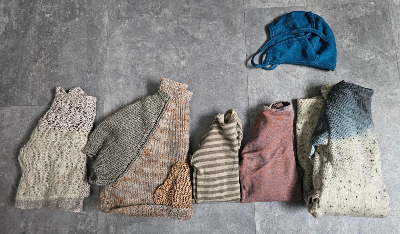Compleet pakket baby wol kleding jas poncho slofjes muts pak, Ophalen of Verzenden, Zo goed als nieuw, Maat 68