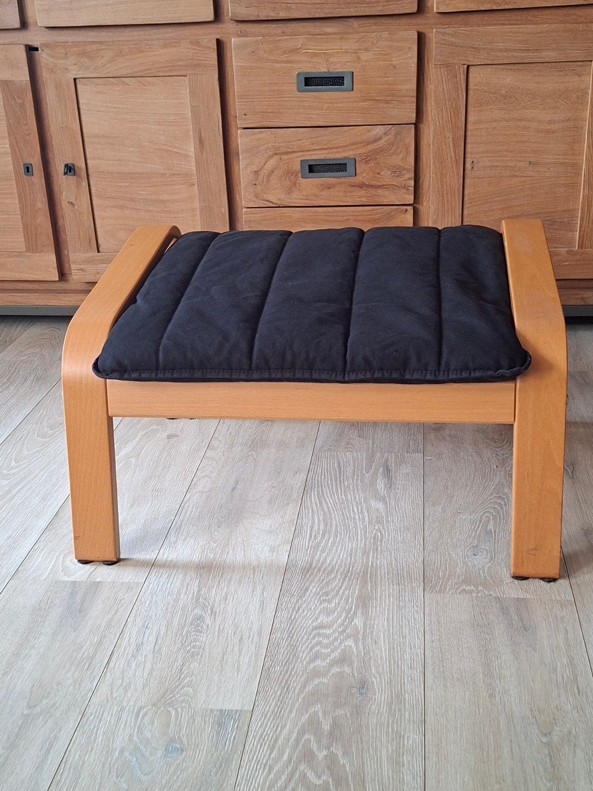 Houten voetenbankje, Poang, met zwart kussen, Ophalen, Gebruikt, 50 tot 75 cm, Stof