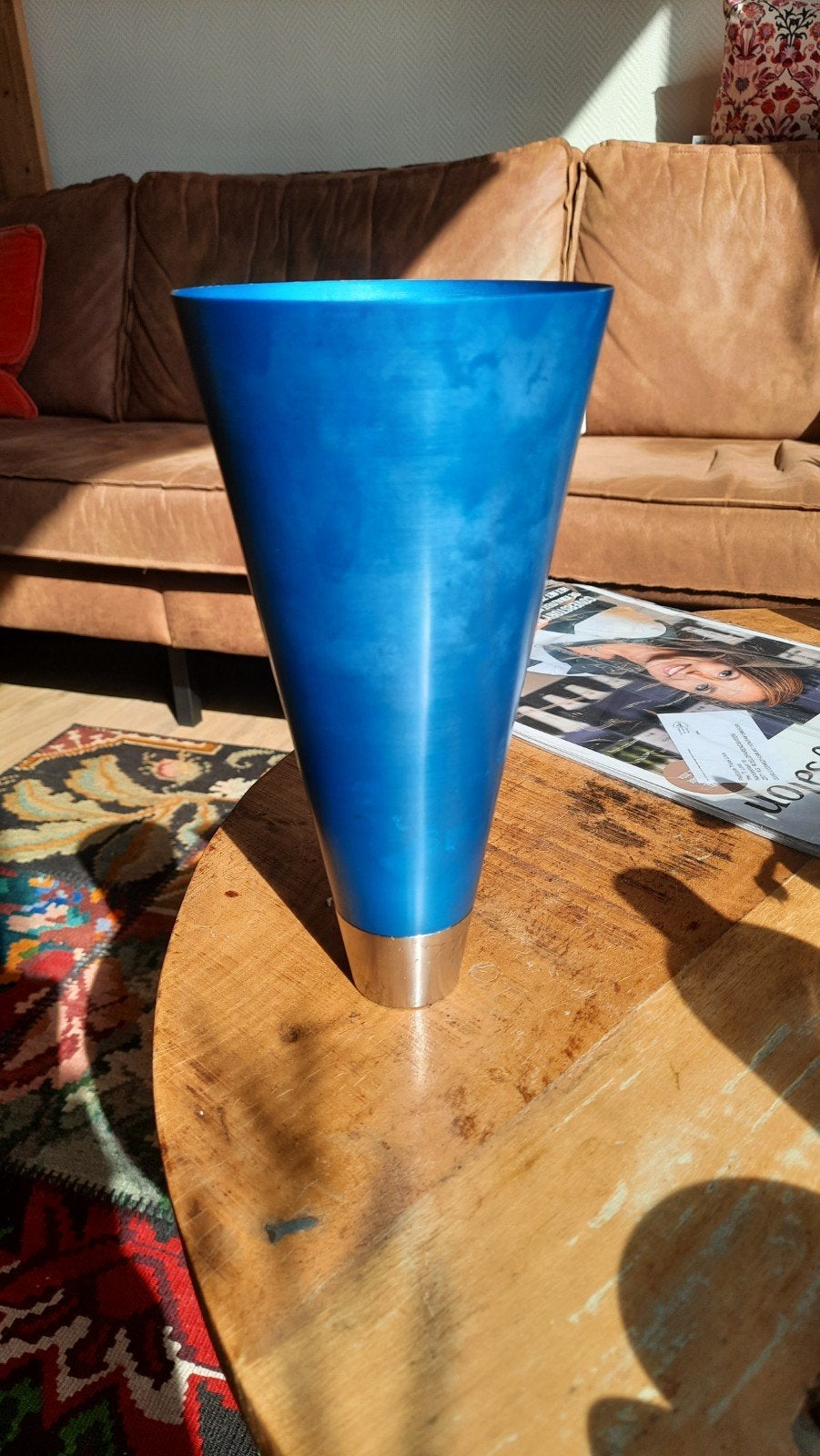 Zeldzame vaas jaar 1981 design Myranda Brugge, beschrijving, Huis en Inrichting, Ophalen of Verzenden, Gebruikt, Blauw, Metaal