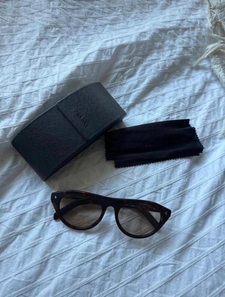 Prada zonnebril, Ophalen of Verzenden, Zo goed als nieuw, Zwart, Prada