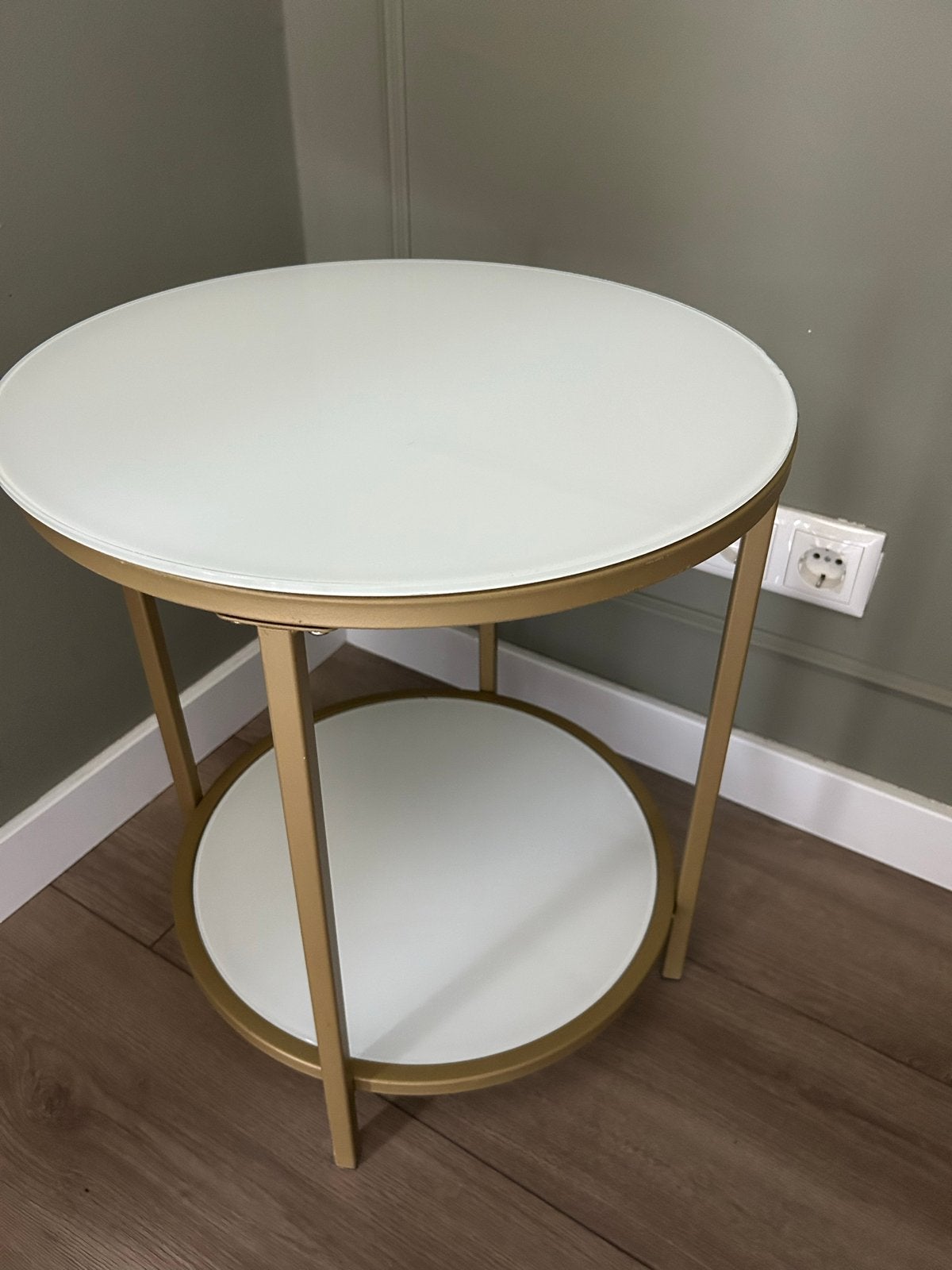 2 Ronde bijzettafels met gouden frame en glazen bladen, Minder dan 55 cm, Rond, Ophalen, 45 tot 60 cm