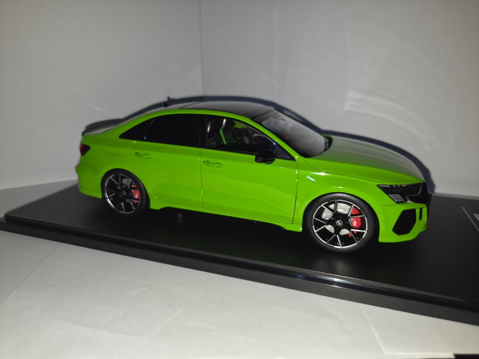 Audi RS3 Limousine  - Heldergroen schaalmodel Ixo 1:18, Ophalen of Verzenden, Nieuw, Auto, Overige merken