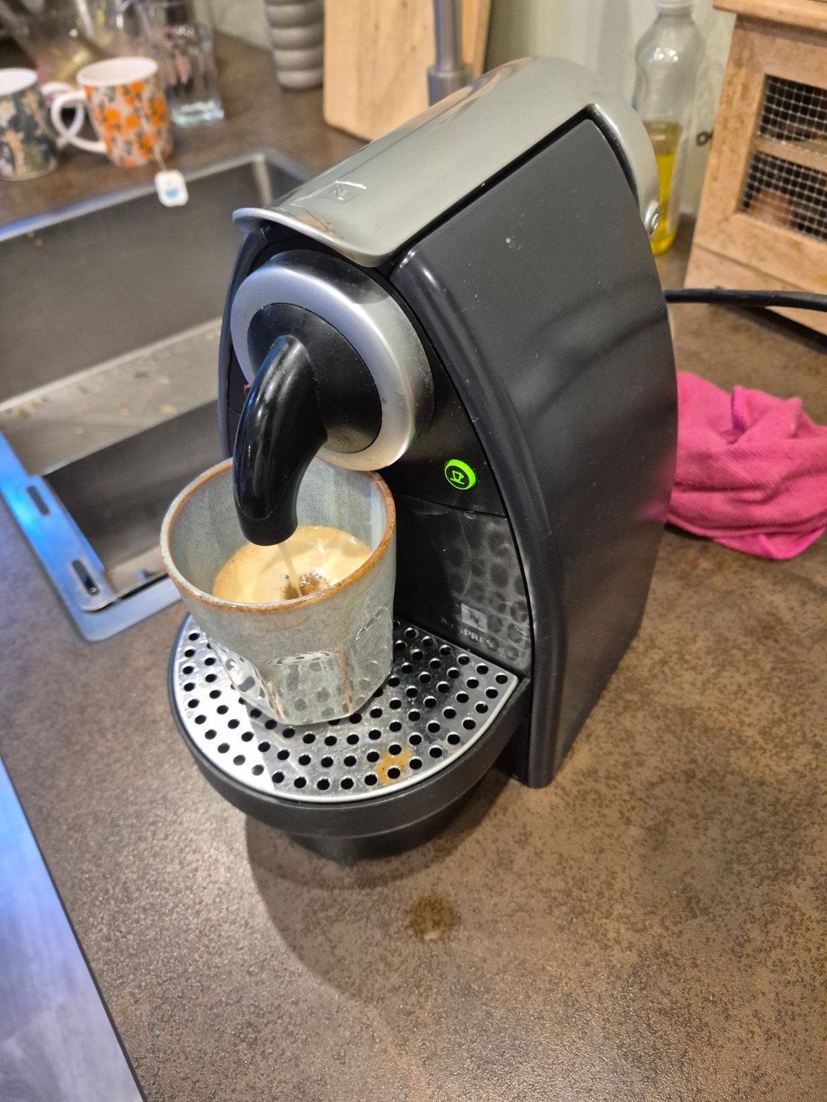 Nespresso koffiemachine - Compact en stijlvol, Witgoed en Apparatuur, Gebruikt, Koffiemachine, Ophalen of Verzenden, 1 kopje