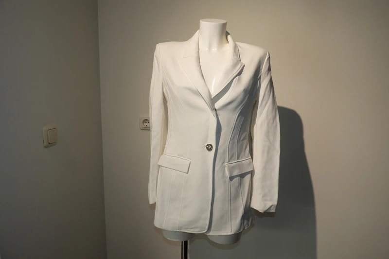 Elisabetta Franchi hagel witte blazer gouden merk knopen