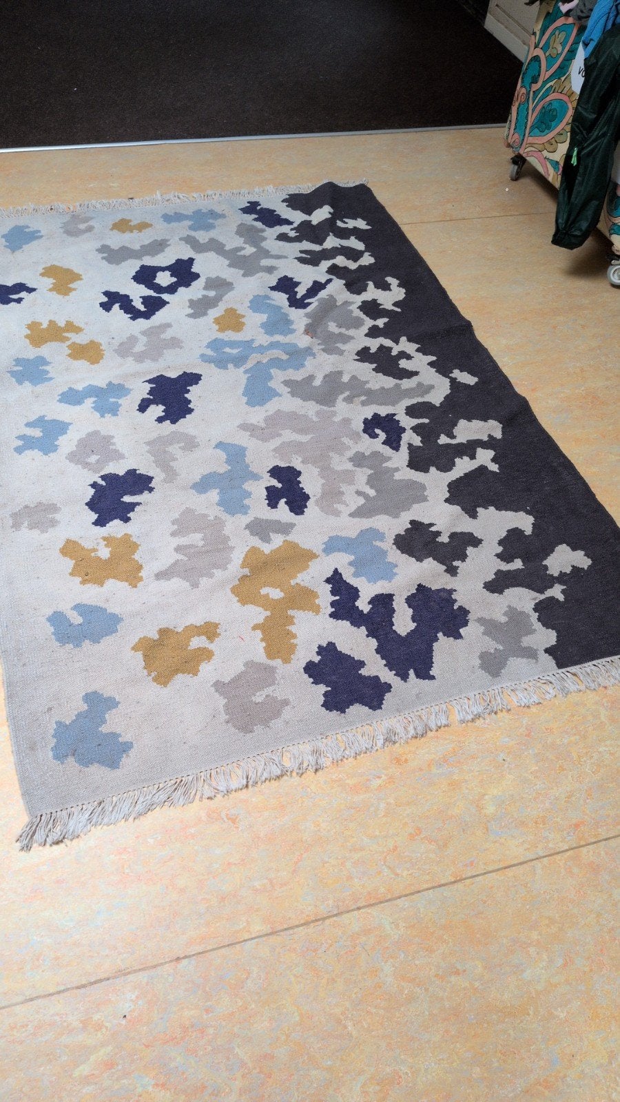 Wollen vloerkleed 1,5 x 2 meter met modern patroon, Ophalen, Gebruikt, 150 tot 200 cm, 150 tot 200 cm