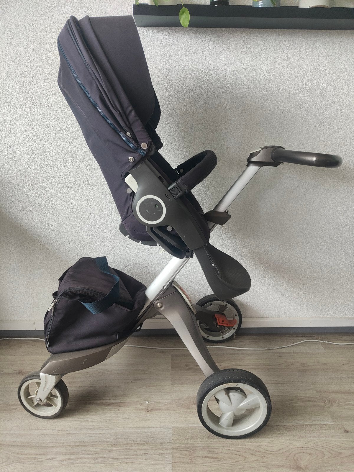 Stokke Xplory V6 kinderwagen met accessoires en Maxicosi, Kinderen en Baby's, Kinderwagens en Combinaties, Gebruikt, Verstelbare duwstang