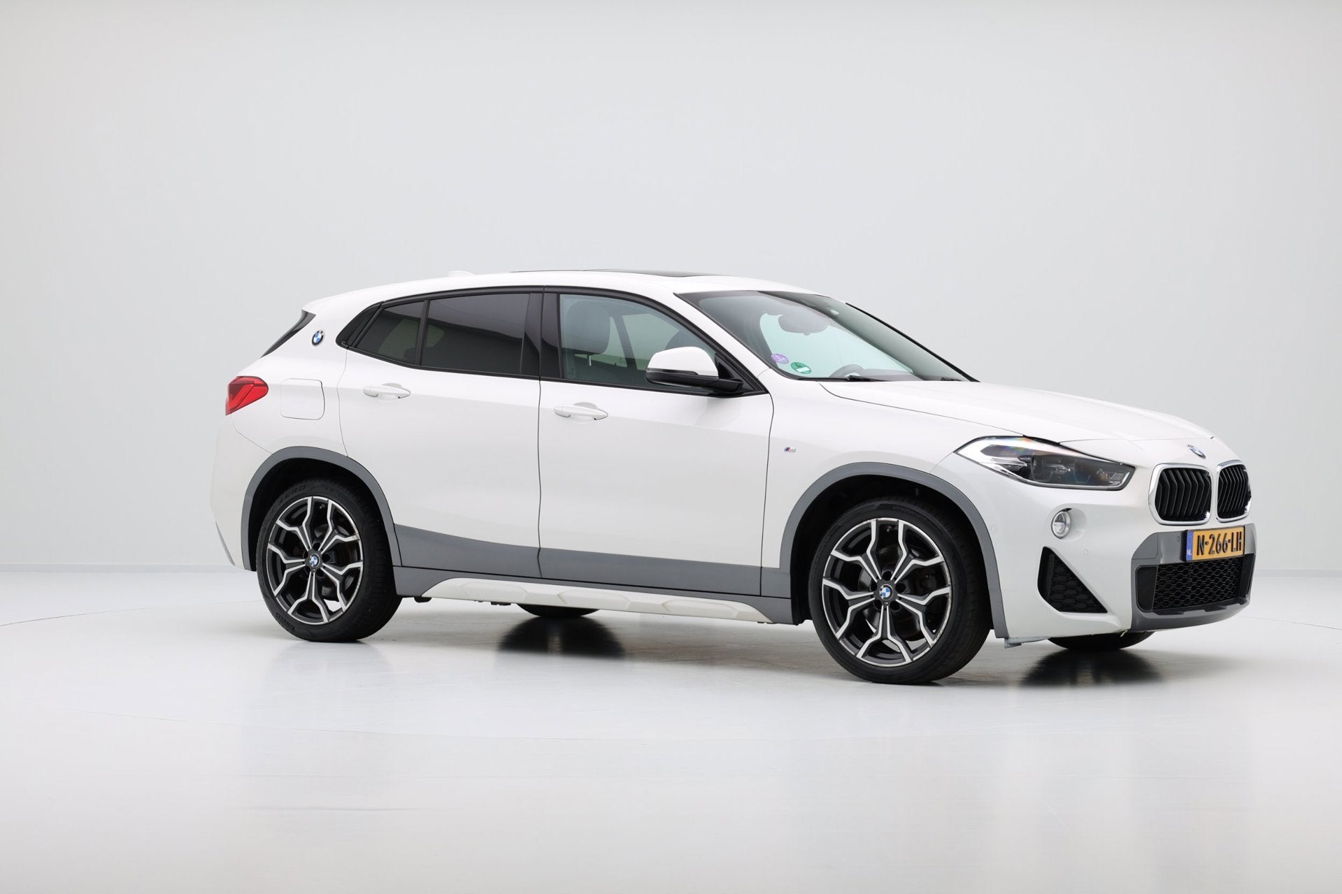 BMW X2 SDrive20i M Sport Aut. Pano|Leder|Cam|Sportstoelen|LM, Auto's, X2, Euro 6, 1435 kg, Wit