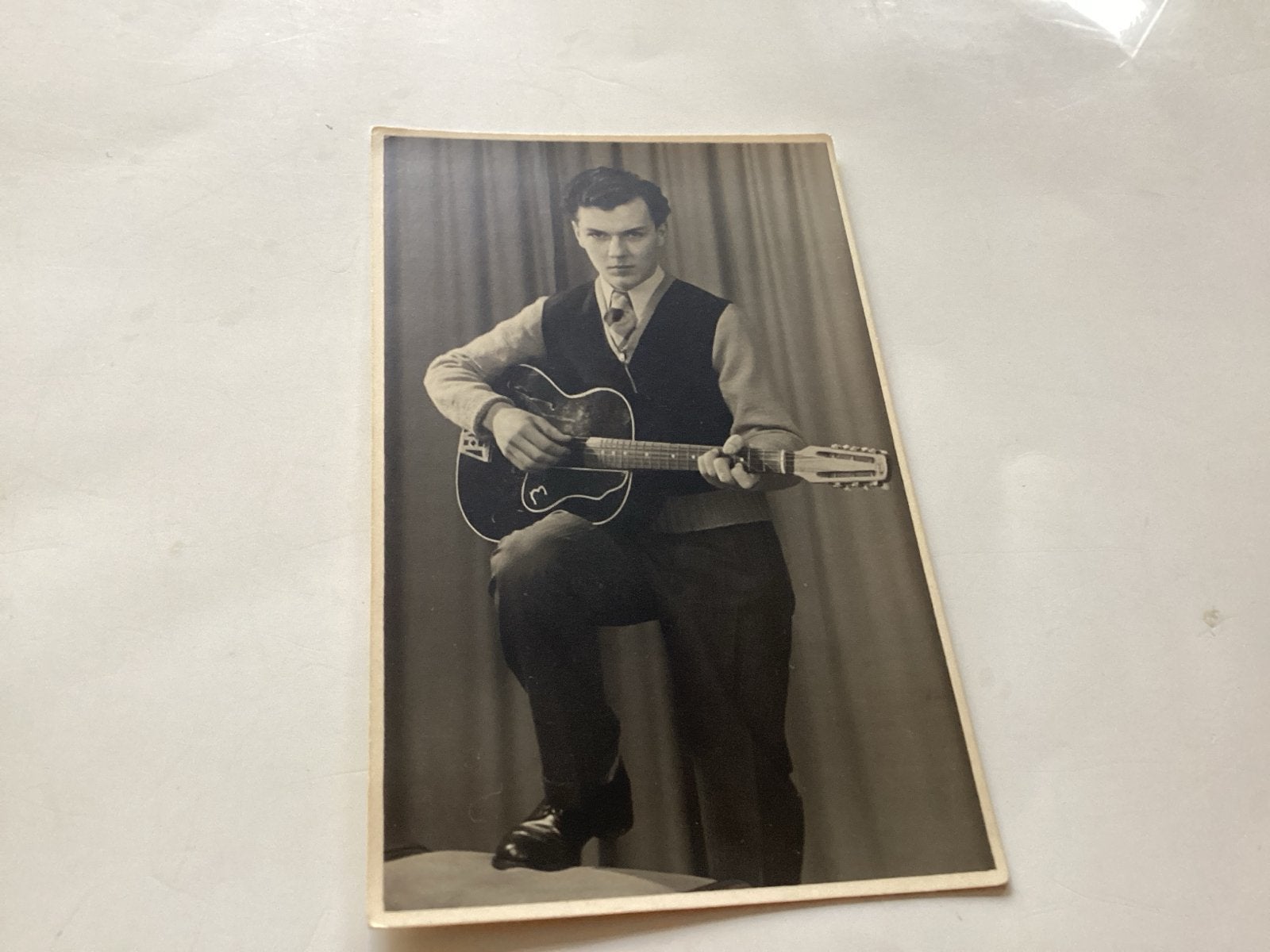Vintage foto van man met gitaar - Jaren '40-'60, Gebruikt, Foto, Ophalen of Verzenden, 1940 tot 1960