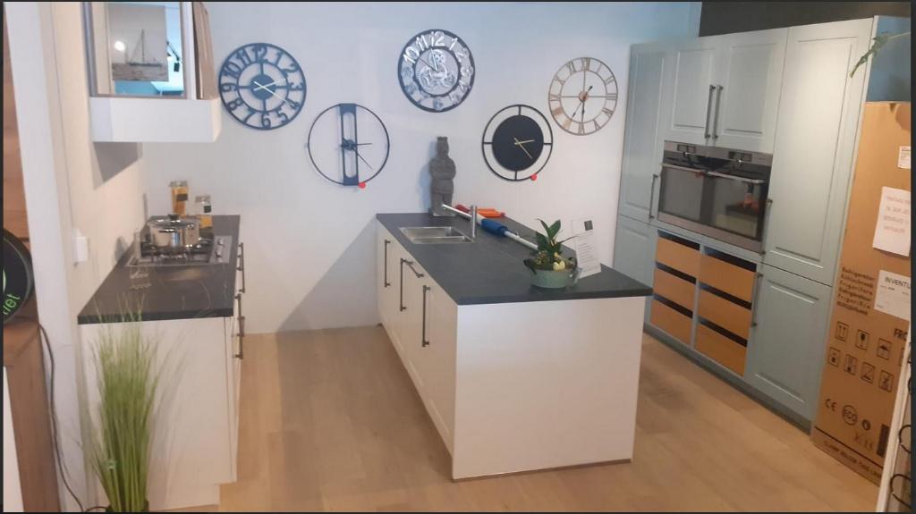 3 DELIG KEUKEN kastenwand -kookgedeelte-eiland SHOWROOMMODEL, Huis en Inrichting, Keuken | Complete keukens, Ophalen, Nieuw, Wit