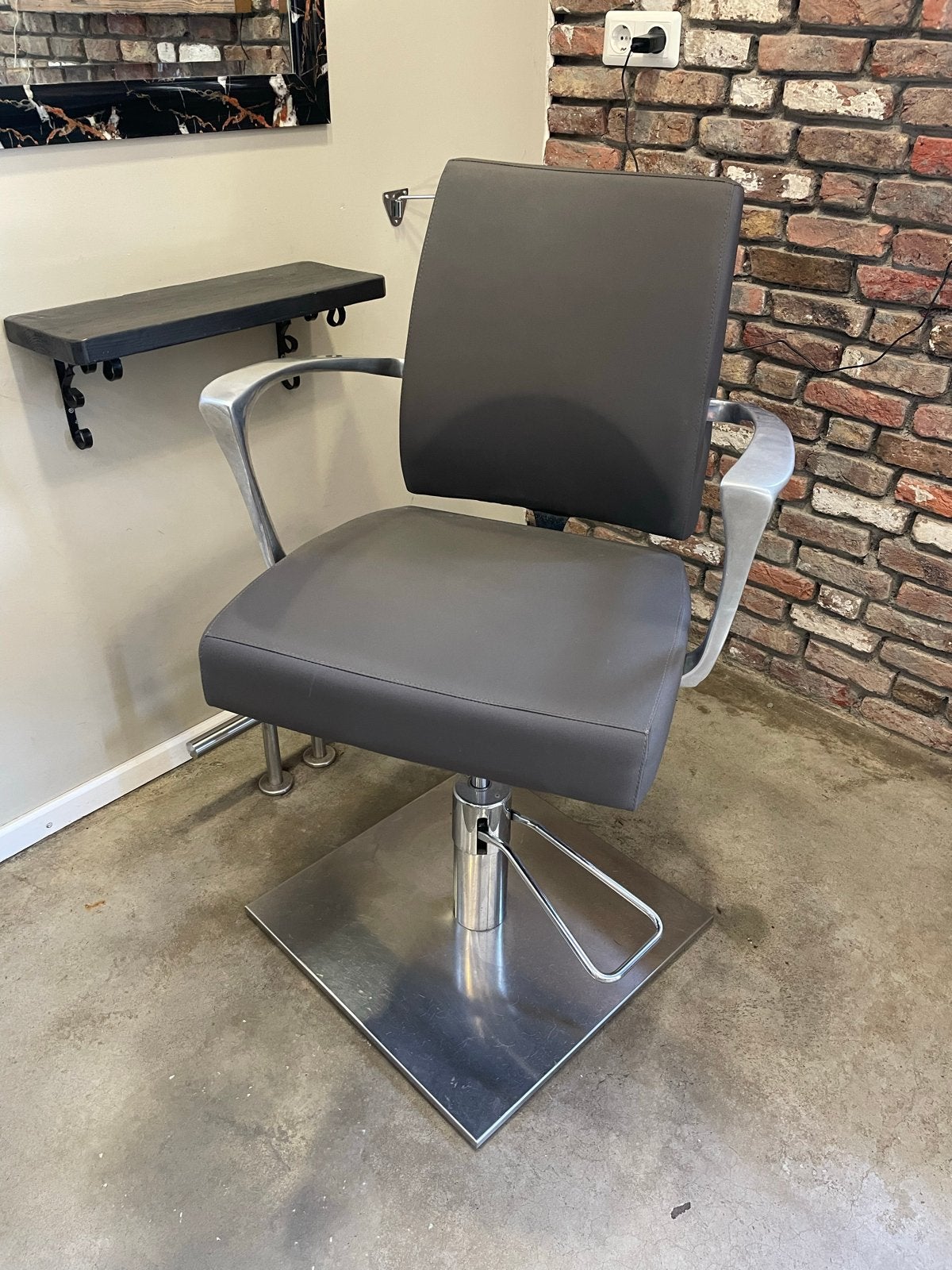 Drie kappersstoelen en een wasunit (Salon Ambiance) compleet, Ophalen of Verzenden