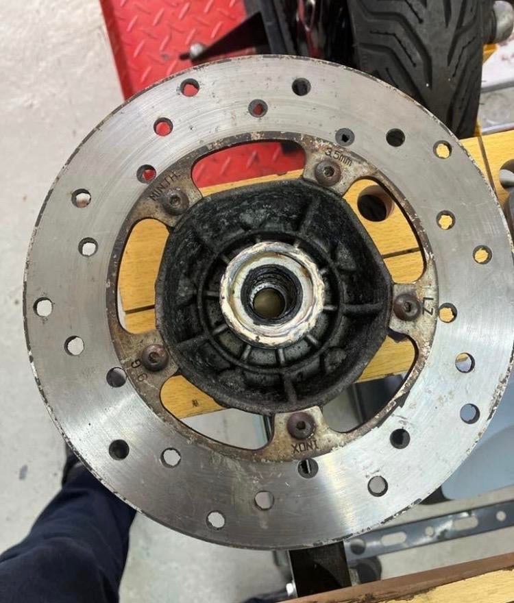 Wielnaaf met remschijf voor zip sp voorvork met vespa velg, Ophalen of Verzenden, Gebruikt, Overige typen, Vespa