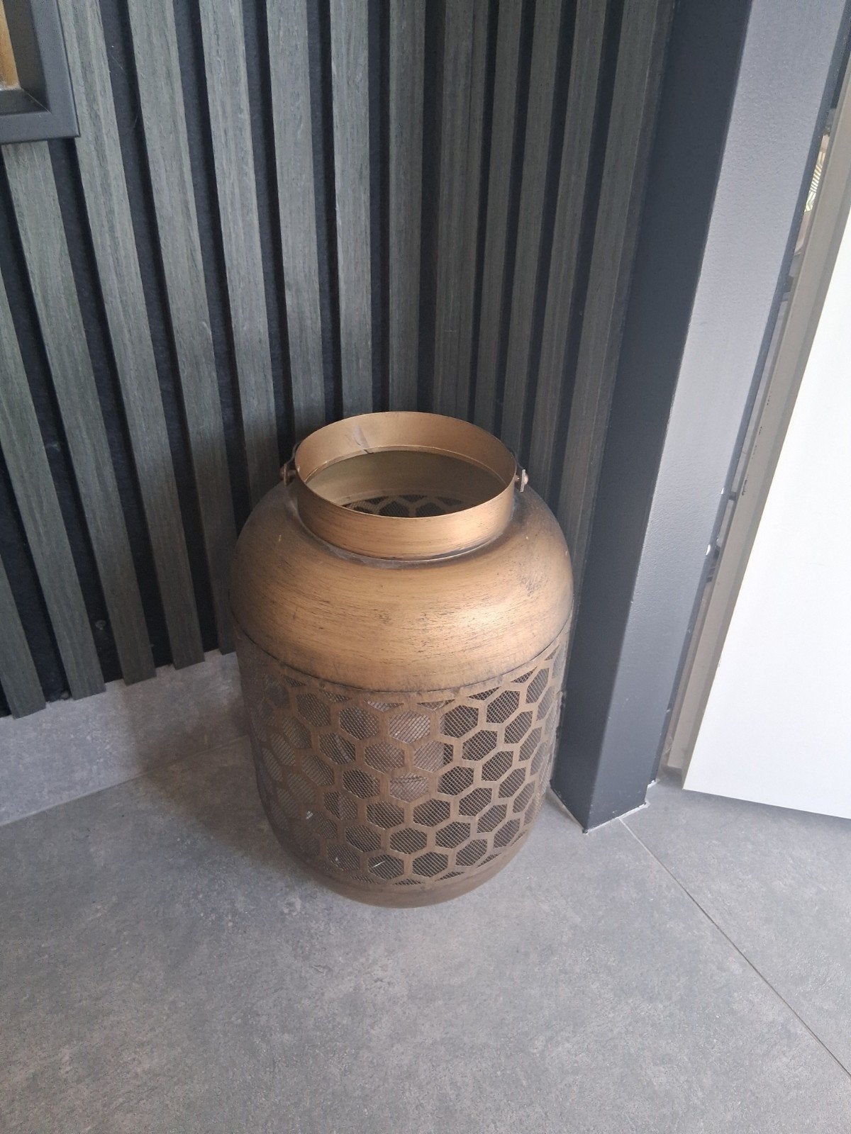 Gouden metalen lantaarn met honingraatpatroon, Huis en Inrichting, Ophalen, Gebruikt, Lantaarn, Metaal