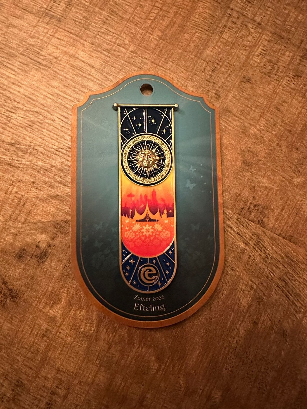 Efteling pin Zomer 2026 Efteling, Verzamelen, Ophalen of Verzenden, Nieuw, Button of Speldje