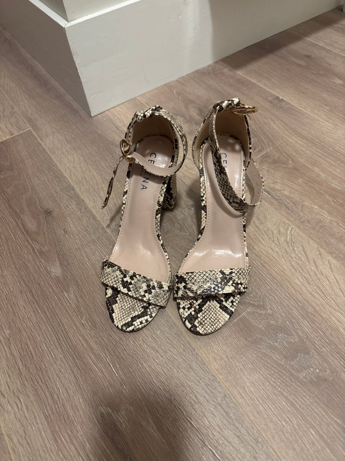 Sandalen met hak in slangenprint - één keer gedragen, Overige kleuren, Zo goed als nieuw, Sandalen of Muiltjes, Ophalen of Verzenden