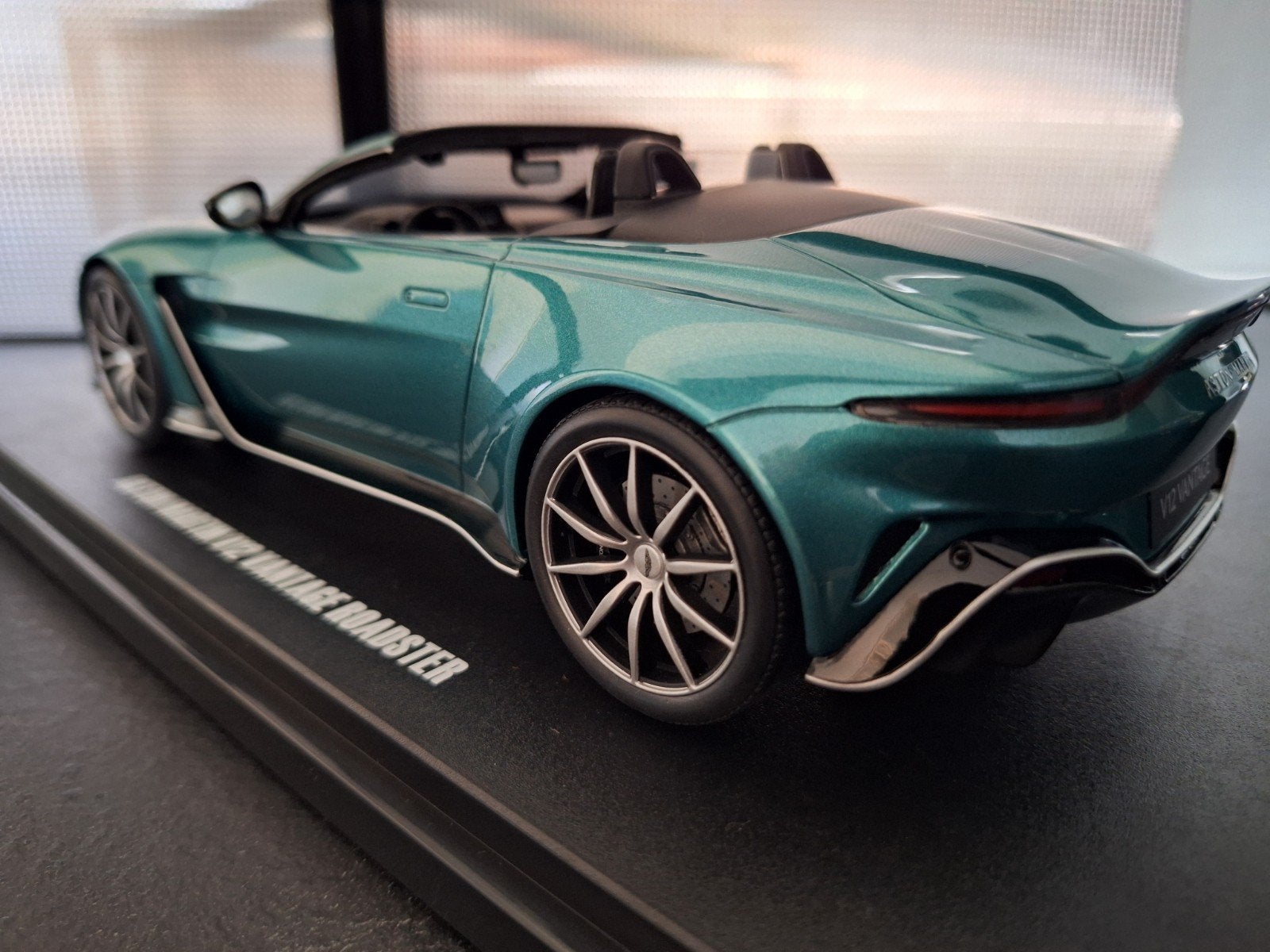Aston Martin V12 Vantage Roadster Schaal 1:18, Overige merken, Auto, GT Spirit, Nieuw