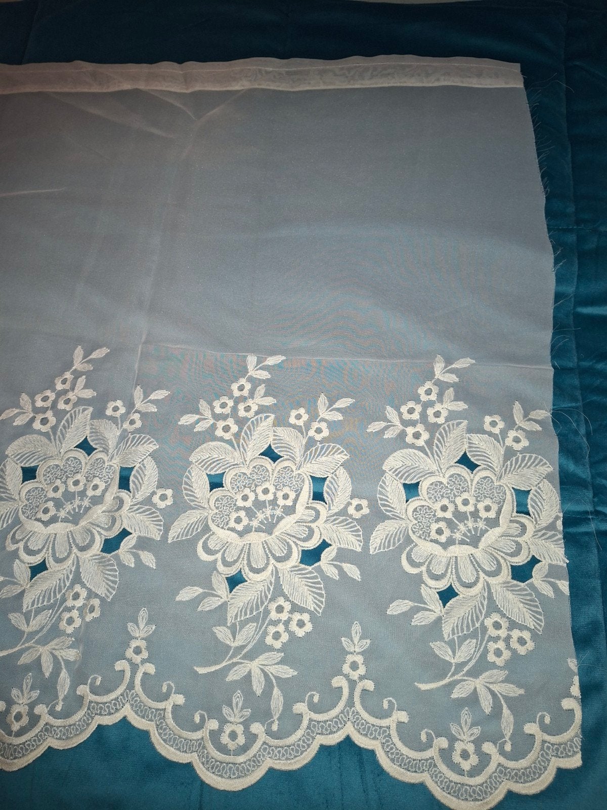 Valletjes 2x, Vitrage met geborduurd bloemenpatroon crème, Huis en Inrichting, Vitrage, Nieuw, Ophalen of Verzenden, Lichtdoorlatend