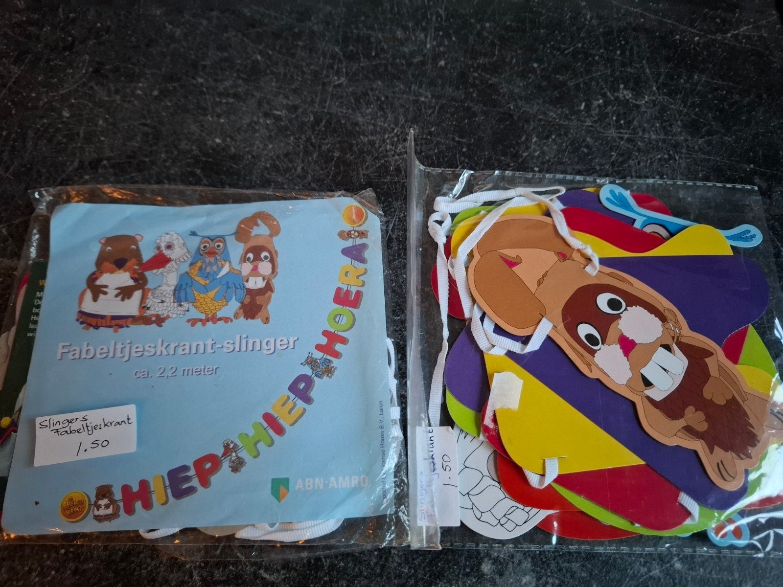 2 verjaardagsslingers Fabeltjeskrant, Hobby en Vrije tijd, Feestartikelen, Ophalen of Verzenden, Versiering