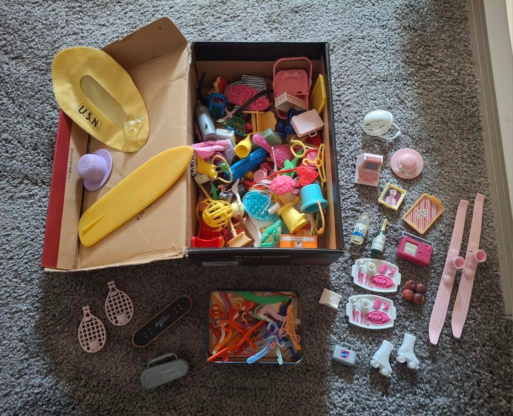 Schoenendoos vol oude Barbie Accessoires, Kinderen en Baby's, Speelgoed | Poppen, Ophalen, Gebruikt