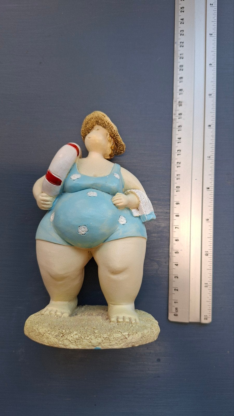 Grappig beeldje van een dikke dame in badpak met zwemband, Ophalen, Meerkleurig, Overige stijlen, Zo goed als nieuw