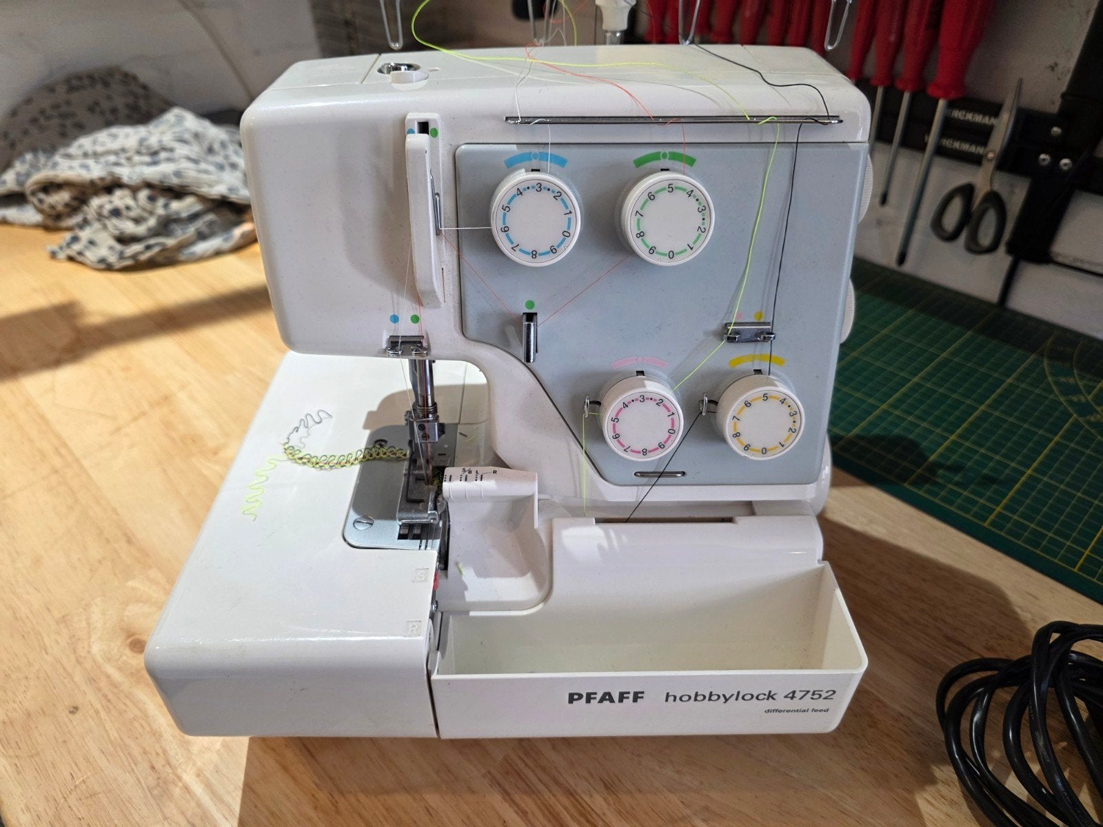 overlock machine, Ophalen of Verzenden, Zo goed als nieuw, Naaimachine, Pfaff