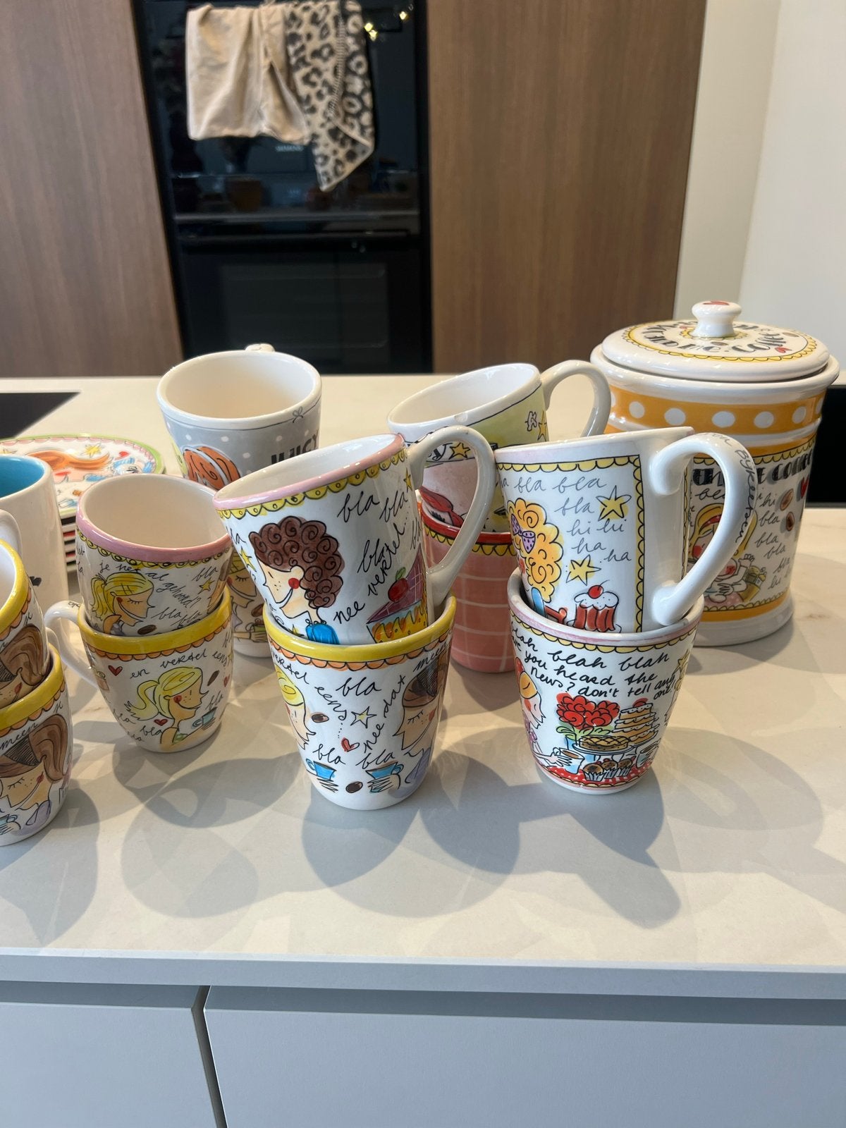 Blond Amsterdam servies: mokken, koektrommel, bordjes, suike, Ophalen, Gebruikt, Keramiek, Modern