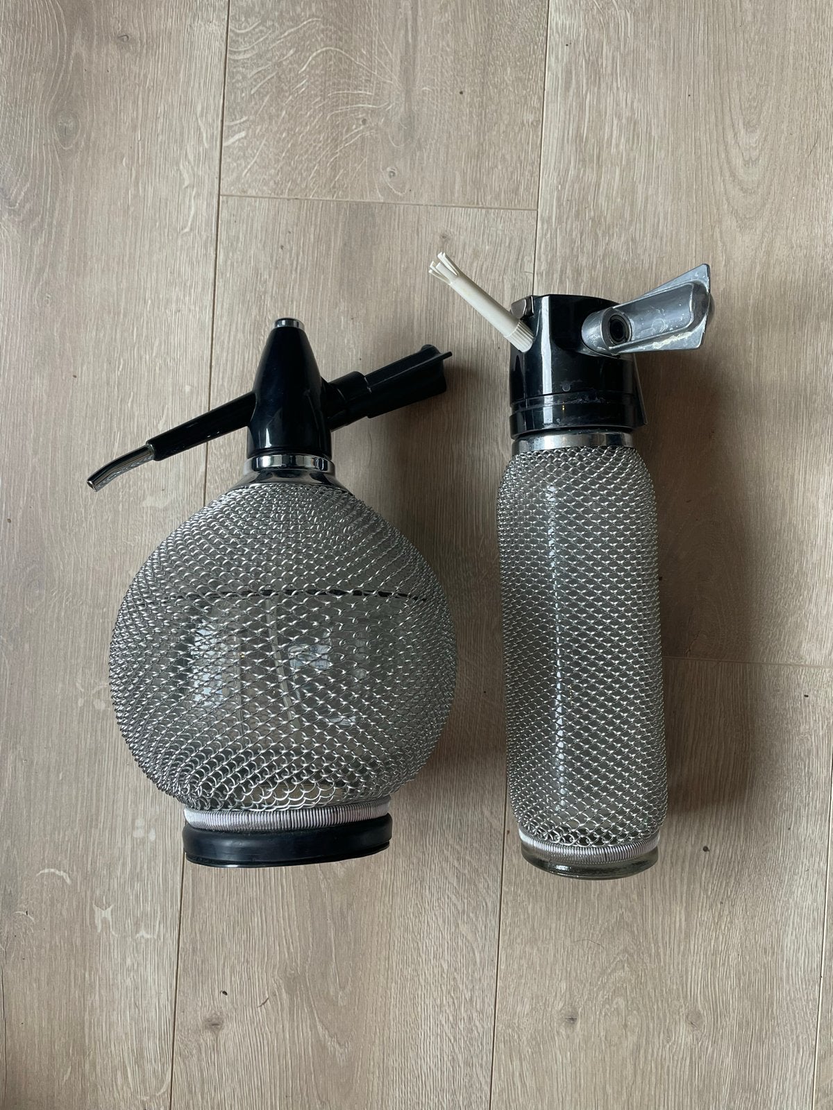 Vintage soda Sifons: Twee Stuks met Metalen Gaas, Antiek en Kunst, Ophalen of Verzenden